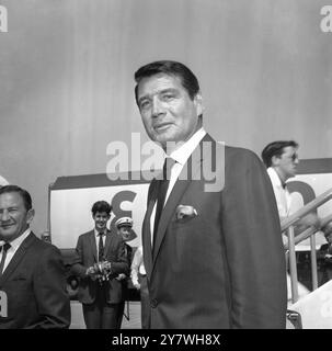 Gene Barry : 14 . Juni 1919 - 10 . Dezember 2009 , amerikanischer Schauspieler und Sänger , der hier bei der Ankunft am Flughafen London zu sehen war , um eine CD-Single aufzunehmen und in einer Kabarettshow aufzutreten . 13. Mai 1965 Stockfoto