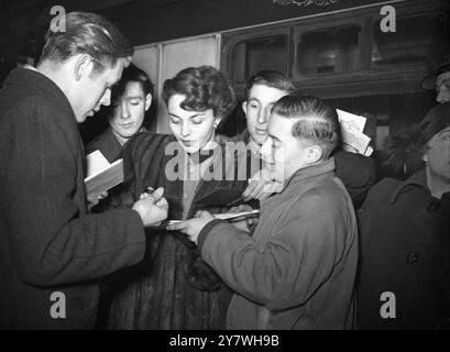 Die US-amerikanische Filmschauspielerin Jennifer Jones in Victoria Station in London, England, signiert Autogramme von Fans, nachdem sie am 11. Februar 1948 drei Monate lang mit ihren beiden Söhnen in der Schweiz Urlaub gemacht hatte Stockfoto