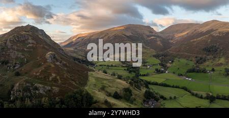 Ein Panoramablick auf Helm Crag und Helvellyn Berge im English Lake District Nationalpark bei Sonnenaufgang mit der A591 Grasmere nach keswick Stockfoto