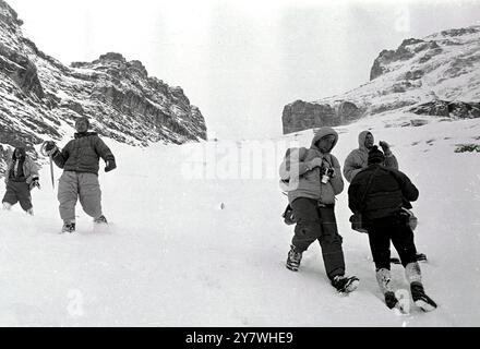 Kleine Scheidigg , Schweiz : Briten und vier deutsche nach historischem Aufstieg auf die Killernordwand des Eiger . Dougal Haston mit seinem ersten Bier seit einem Monat. Joerge Lehne, der als erster an der Spitze stand , Dougal Haston aus Edinburgh als Dritter , Guenther Strobel als Zweiter , Siggi Hupfauer und Roland Votteler , die beide knapp hinter sich hatten . 28. März 1966 Stockfoto