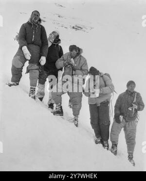 Kleine Scheidigg , Schweiz : Briten und vier deutsche hier nach dem historischen Aufstieg auf die Killernordwand des Eiger gesehen . Von links nach rechts am Eigerletscher , Joerge Lehne , der als erster an der Spitze stand , Dougal Haston aus Edinburgh als Dritter , Günther Strobel als Swcond , Siggi Hupfauer und Roland Votteler die beide knapp hinter sich hatten . 26. März 1966 Stockfoto