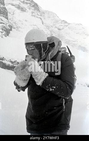 Kleine Scheidigg , Schweiz : Briten und vier deutsche nach historischem Aufstieg auf die Killernordwand des Eiger . Dougal Haston mit seinem ersten Bier seit einem Monat. Joerge Lehne, der als erster an der Spitze stand , Dougal Haston aus Edinburgh als Dritter , Guenther Strobel als Zweiter , Siggi Hupfauer und Roland Votteler , die beide knapp hinter sich hatten . 28. März 1966 Stockfoto