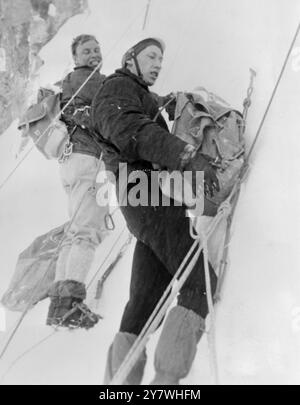 Kleine Scheidigg , Schweiz : Briten und vier Deutsche nach historischem Aufstieg auf die Killernordwand des Eiger . Günther Strobel (rechts ) , Mitglied der Deutschen Mannschaft und Bergführer F . Goertsch hängt an der Wand zwischen dem ersten und zweiten Biwak. 6. März 1966 Stockfoto