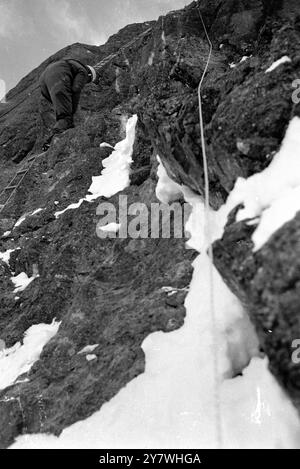 Kleine Scheidigg , Schweiz : Briten und vier Deutsche nach historischem Aufstieg auf die Killernordwand des Eiger . Günther Strobel ist Mitglied des deutschen Teams, der die unbesiegte direkte Route der Eigar-Nordwand besteigt. 6. März 1966 Stockfoto