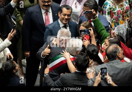 Mexiko Stadt, Mexiko. Oktober 2024. Andres Manuel Lopez Obrador (l), scheidender Präsident Mexikos, wird vor der Einweihung seines Nachfolgers Sheinbaum als neuer Präsident des lateinamerikanischen Landes begrüßt. Quelle: Felix Marquez/dpa/Alamy Live News Stockfoto