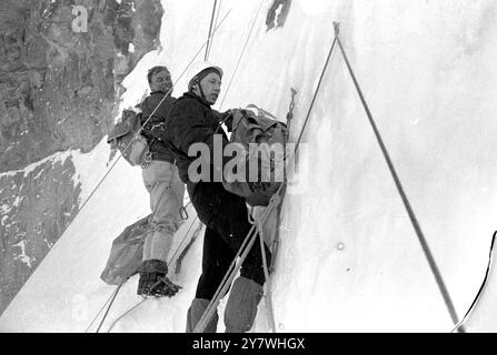 Kleine Scheidigg , Schweiz : Briten und vier Deutsche nach historischem Aufstieg auf die Killernordwand des Eiger . Günther Strobel ist Mitglied des deutschen Teams, der die unbesiegte direkte Route der Eigar-Nordwand besteigt. 6. März 1966 Stockfoto