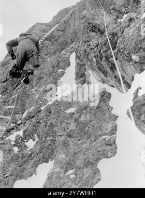 Kleine Scheidigg , Schweiz : Briten und vier Deutsche nach historischem Aufstieg auf die Killernordwand des Eiger . Günther Strobel ist Mitglied des deutschen Teams, der die unbesiegte direkte Route der Eigar-Nordwand besteigt. 6. März 1966 Stockfoto