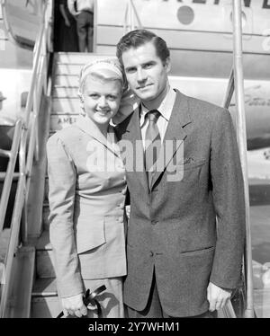 Frau Angela Lansbury , Enkelin des verstorbenen George Lansbury M P mit Ehemann Peter Shaw , gebürtiger Schauspieler , am Flughafen London , bevor sie nach Amerika zurückfliegen . 5. September 1949 Stockfoto