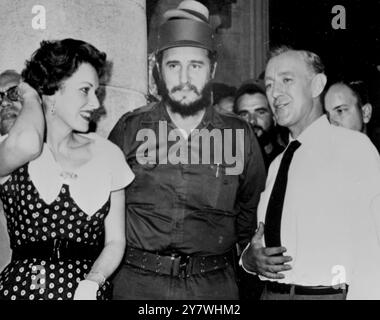 Havanna , Kuba : Unser Mann in Havanna , der britische Filmschauspieler Sir Alec Guinness (rechts ) , und die Schauspielerin Maureen O'Hara , treffen diesen Mann in Havanna , Premiere Dr. Fidel Castro von Kuba auf dem Domplatz hier am 13. Mai. Guinness und Miss O ' Hara drehen "Our man Havana " aus dem Roman von Graham Greene . 14. Mai 1959 Stockfoto