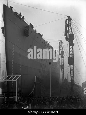 Start des Schlachtschiffs, HMS Rodney von Prinzessin Mary in Messrs. Cammell Laird's Yard, Birkenhead das hier gezeigte Schiff gleitet am 17. Dezember 1925 die Hutbahn hinunter Stockfoto