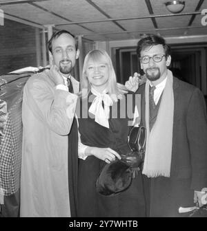 London : Peter ( rechts ) , Paul ( links ) und Mary America's führende Folk - Sänger werden bei ihrer Ankunft am Flughafen London heute für zwei Wochen Fernseh - und Konzertauftritte abgebildet . 2. April 1964 Peter Yarrow Mary Travers Paul Stookey Stockfoto