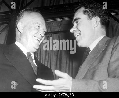 New York , U . S . A . Richard Nixon Vizepräsident ( rechts ) , Präsident Dwight D . Eisenhower während eines 90-minütigen Treffens. 21. Oktober 1952 Stockfoto