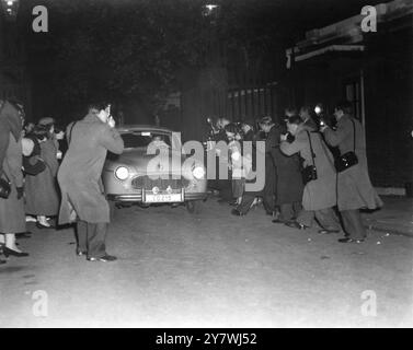 Eine Vielzahl von Pressefotografen steigen heute Nachmittag auf das Auto von Group Captain Peter Townsend ab , als es Clarence House verlässt . Der Group Captain kehrte in seine Wohnung am Lowndes Square und dann nach Uckfield in Sussex zurück , wo er das Wochenende als Gastgast mit Prinzessin Margaret im Haus von Lord Rupert Nevill verbracht hatte . 31. Oktober 1955 Stockfoto