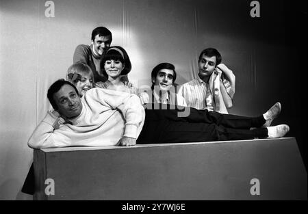 Die amerikanische Besetzung von " You ' Re a Good man Charlie Brown " , einem Musical, das auf dem weltberühmten Comic " Peanuts " basiert . Im Fortune Theatre in London sind von links nach rechts : Don Potter ( Snoopy ) , Courtney Lane ( Patty ) , David Rhys Anderson ( Charlie Brown ) , Boni Enten ( Lucy ) , Gene Scandur ( Schroeder ) und Gene Kidwell ( Linus ) zu sehen . 23. Januar 1968 Stockfoto