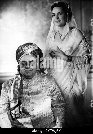 Sultan Mahommed Shah : 2. November 1877 - 11. Juli 1957 Aga Khan III., hier mit seiner vierten Frau, dem Begum Aga Khan in seinen Staatsgewändern am 10. Juli 1957 Stockfoto