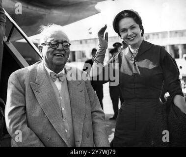 Sultan Mahommed Shah : 2. November 1877 - 11. Juli 1957 Aga Khan III., hier zusammen mit seiner vierten Frau Begum Aga Khan am London Airport, England, bei einem Besuch in Großbritannien 1953 Stockfoto