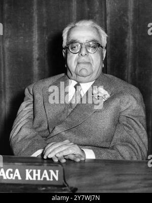 Sultan Mahommed Shah : 2 . November 1877 - 11 . Juli 1957 Aga Khan III , zu sehen hier in den Lime Grove Television Studios in London , England während seines ersten Studioauftritts im Fernsehen . Er nahm an der Pressekonferenz Teil und beantwortete Fragen, die ihm von einer Gruppe von Journalisten in einem unschriftlich verfassten Interview am 22. Juni 1954 gestellt wurden Stockfoto