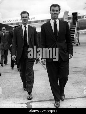 Shah Karim al-Hussayni : geboren am 13 . Dezember 1936 Prinz Karim Aga Khan , hier als Aga Khan IV . mit seinem Bruder Prinz Amyn (links) , der ihn bei seiner Ankunft am Londoner Flughafen, England, von Genf aus traf . Der Aga Khan besucht am 26. Juli 1957 seine Mutter, Prinzessin Joan Aly Khan Stockfoto