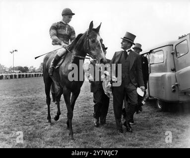 Prinz Aly Khan : 13 . Juni 1911 - 12 . Mai 1960 , der hier sein Pferd Petite Etoile mit Jockey Lester Piggott anführte , nachdem sie die 181. Oaks Stakes in Epsom , Surrey , England gewonnen hatten . Der zweite war Cantelo und die dritte Rose von Medina am 5. Juni 1959 Stockfoto