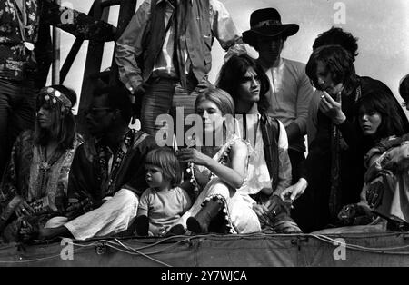 Schauspielerin und Freundin von Mick Jagger , Marianne Faithfull und ihrem Sohn Nicholas , die während eines Open-Air-Konzerts der Gruppe im Hyde Park in einer Ecke der Rolling Stones-Plattform zu sehen waren . 6. Juli 1969 Stockfoto