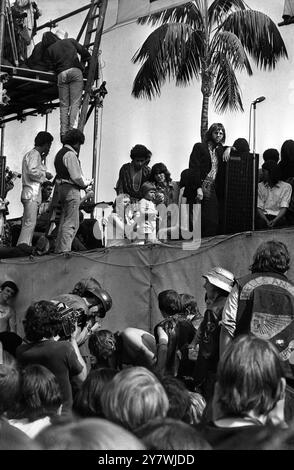 Schauspielerin und Freundin von Mick Jagger , Marianne Faithfull und ihrem Sohn Nicholas , die während eines Open-Air-Konzerts der Gruppe im Hyde Park in einer Ecke der Rolling Stones-Plattform zu sehen waren . 6. Juli 1969 Stockfoto