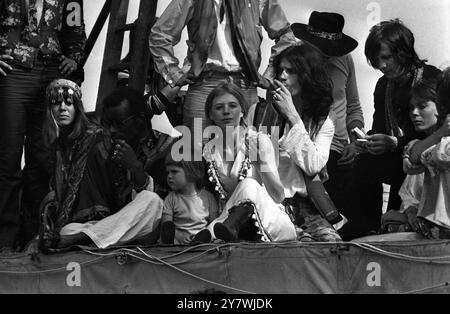 Schauspielerin und Freundin von Mick Jagger , Marianne Faithfull und ihrem Sohn Nicholas , die während eines Open-Air-Konzerts der Gruppe im Hyde Park in einer Ecke der Rolling Stones-Plattform zu sehen waren . 6. Juli 1969 Stockfoto