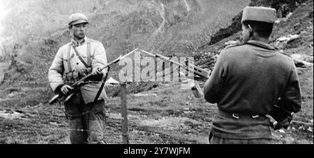 Ein indischer Soldat ( rechts ) auf der Sikkim-Seite der Grenze und ein chinesischer Soldat auf der tibetischen Seite , der sich bei einem gewaltsamen Konflikt zwischen indischen und chinesischen Truppen entlang der Nationalgrenze am Bajonettpunkt gegenübersieht . 21. September 1967 Stockfoto