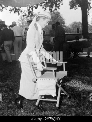 Prinzessin zu sein, Grace Kelly, Drehort des MGM-Films, der Schwan in Asheville, North Carolina. In der Besetzung sind Alec Guinness, Louis Jourdan und Brian Aherne zu sehen. 19. März 1956 Stockfoto