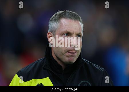 Cardiff, Großbritannien. Oktober 2024. Neil Harris, Manager von Millwall, sieht vor dem Sky Bet Championship-Spiel im Cardiff City Stadium nach. Der Bildnachweis sollte lauten: Annabel Lee-Ellis/Sportimage Credit: Sportimage Ltd/Alamy Live News Stockfoto