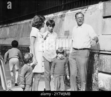 Robert Kennedy Jr , 15-jähriger Sohn des US-Senators Robert Kennedy , fotografiert am 26 . Juni 1968 in Paris mit seiner Tante Eunice Sargent Shriver , Ehefrau des US-Botschafters in Paris , und einer Schwester des ermordeten Senators . Ebenfalls zu sehen sind Anthony Shriver, 2, Marc Shriver, 4, und M Lem Billings , ein Freund der Familie . Stockfoto