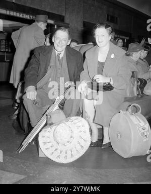 Southampton , Hants : Dichter und Dramatiker , Mr T . S . Elliot kommt heute mit seiner Frau und einigen Souvenirs in Southampton an Bord der Queen Mary aus New York an . 16. März 1959 Stockfoto