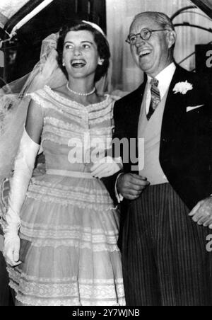 Der ehemalige Botschafter Joseph P Kennedy begleitet seine Tochter Eunice Mary Kennedy zur St. Patrick's Cathedral in New York, wo Miss Kennedy mit Robert Sargent Shriver, jr, verheiratet war. Mai 1953 Stockfoto