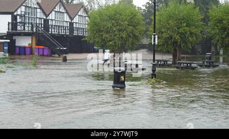 Hochwasserserie als der Fluss Great Ouse in Bedford, Großbritannien, nach starkem Regen seine Ufer platzte. Stockfoto