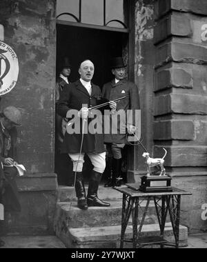 Heythrop Hunt Meet. Präsentation vor Captain Brassey. Bei einem Treffen der Heythrop Hunt in Chipping Norton wurde Captain Brassey ( der Lady Dalmeny heiratete ) vom Unterstützer der Jagd ein silbernes Modell eines Fuchshundes präsentiert . Captain Brassey dankt den Spendern der Gegenwart ( im Vordergrund ) . 21. November 1921 21. November 1921 Stockfoto