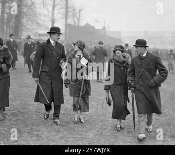 Großes Militärtreffen im Sandown Park. Lord Molyneux , Frau Edgar Brassey , Frau A. Crichton und Colonel Brassey. 7. April 1924 Stockfoto