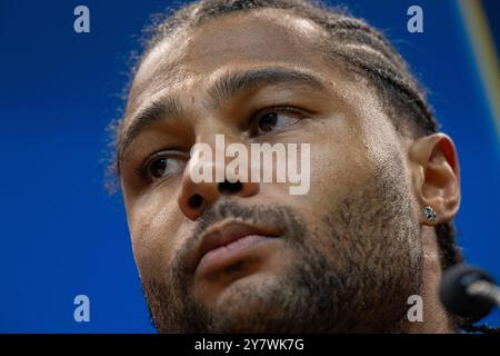 Birmingham, Großbritannien. Oktober 2024. Fußball: Champions League, Aston Villa - Bayern München, Vorrunde, Spieltag 2, Villa Park - Serge Gnabry vom FC Bayern München nimmt an einer abschließenden Pressekonferenz Teil. Der FC Bayern trifft am 02.10.2024 auf Aston Villa in der Champions League. Quelle: Peter Kneffel/dpa/Alamy Live News Stockfoto