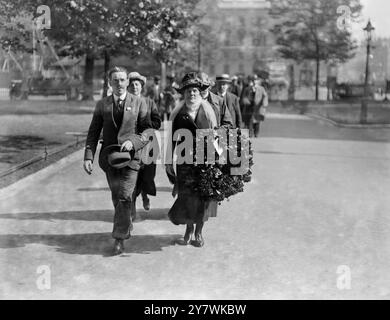 50 Jahre Charles Dickens in der Westminster Abbey. Hier sehen wir Mr und Mrs Matz , die die Prozession zur Kränzlegung auf Dickens Grab in der Westminster Abbey leiten . 10. Juni 1920 Stockfoto