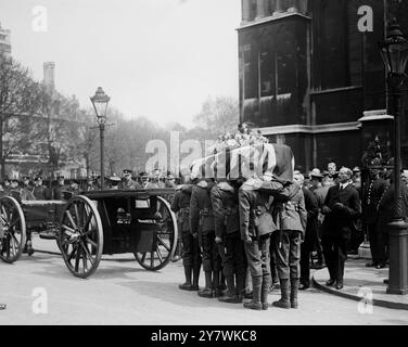 Der Sarg, der zur Beerdigung der Krankenschwester Cavell Edith Louisa Cavell ( 4. Dezember 1865 bis 12. Oktober 1915 ) in Westminster eintraf, war eine britische Krankenschwester und humanitäre Hilfskraft . Sie wurde für die Hilfe von rund 200 alliierten Soldaten bei der Flucht aus dem von Deutschland besetzten Belgien während des Ersten Weltkriegs gefeiert. Ihre anschließende Hinrichtung wurde weltweit in der Presse sehr sympathisch berichtet . 14. Mai 1919 Stockfoto