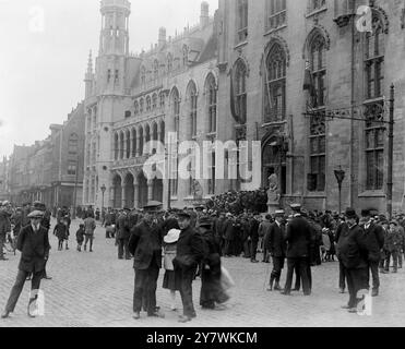 Die Leiche des verstorbenen Captain Charles Fryatt aus Belgien nach England bringen. Menschen , die vor dem Regierungsgebäude der Provinz warten , um die Lügen im Staat zu sehen ; Brügge , Belgien . Captain Charles Algernon Fryatt ( 1872–27. Juli 1916) war ein großer Kaufmann, der 1916 von den Deutschen gefangen genommen und hingerichtet wurde, nachdem er mit seinem Schiff versucht hatte, ein U-Boot zu rammen. 5. Juli 1919 Stockfoto