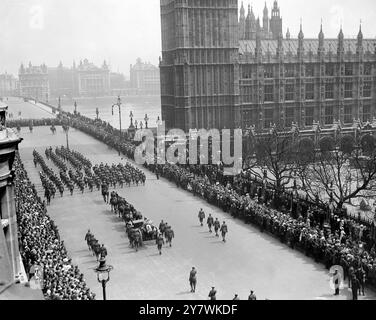 Die Beerdigung der Krankenschwester Edith Cavell in Westminster, London. Edith Louisa Cavell (4. Dezember 1865 - 12. Oktober 1915). Sie wurde für die Hilfe von rund 200 alliierten Soldaten bei der Flucht aus dem deutsch-besetzten Belgien während des Ersten Weltkriegs gefeiert. Ihre anschließende Hinrichtung erhielt weltweit eine beachtliche sympathische Presseberichterstattung. 14. Mai 1919 Stockfoto