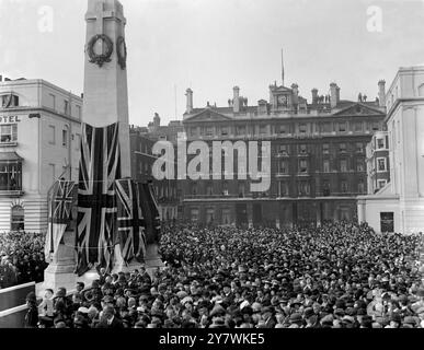 Die Besucher besuchen die Enthüllung des London and North Western Railway war Memorial am Bahnhof Euston in London . Oktober 1921. Stockfoto