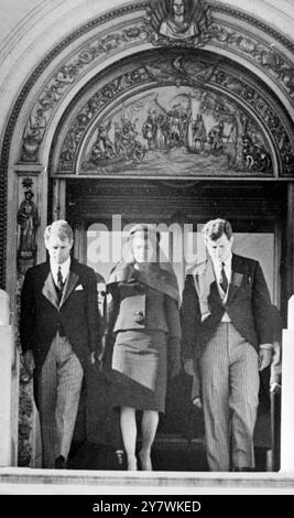 Washington , D . C . : Frau Jacqueline Kennedy , flankiert von der Rechtsstörung , dem Generalstaatsanwalt Robert Kennedy ( links ) und dem Senator Edward Kennedy ( rechts ) , der heute das Hauptgebäude hier verlässt , um die Beerdigung ihres Mannes , des verstorbenen Präsidenten John F , zu feiern . Kennedy . 25. November 1963 Stockfoto