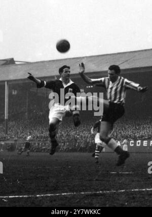 Birmingham City Stürmer Govan ( links ) und Sunderland Mitte Daniel im Halbfinalspiel des FA Cup auf dem Hillsborough Ground Sheffield um den Ball . Birmingham überwand Sunderland mit 3 Toren auf Null und trifft nun Manchester City , Sieger über Tottenham Hotspur , im Wembley-Finale am 18. März 1956 Stockfoto