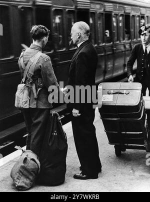 Der Vikar von Sidcup , Reverend J E Coates , sieht seinen Sohn, einen Freiwilligen in den Artists Rifles, am Tag der Kriegsausrufung. Fotografiert von John Topham, 3. September 1939, veröffentlicht in Picture Post 27 September 1939, Seite 25. Ein Vikar wünscht seinem Sohn Gott-Speed. Auf Bahnsteigen in ganz Großbritannien und Frankreich, in ganz Deutschland, bereiten sich junge Männer darauf vor, mit Kittel und Pack zu gehen. In ganz Europa bringen ihre Verwandten sie zu unbekannten Zielen." Stockfoto