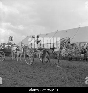 The Edenbridge and Oxted Show - 2. August 1960 dieses Fahrzeug war vor, während und kurz nach dem Zweiten Weltkrieg im Einsatz und wurde in der Rubrik „Periode Horse Draw“ der Show gezeigt: John Topham / TopFoto Stockfoto