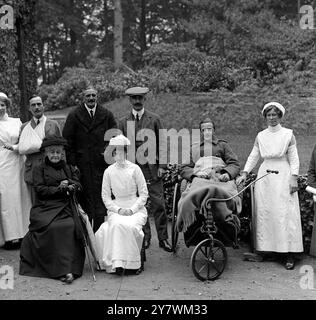 Kaiserin Eugenie , Lady Dorothy Haig , das Personal und einige der Patienten , im Garten von Farnborough Hill , Hampshire , England , Residenz der Kaiserin . Juli 1920 Stockfoto