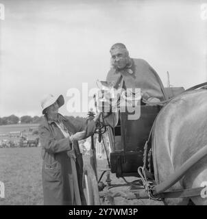 The Edenbridge and Oxted Show - 2. August 1960 Mr. R. D. Waters mit seiner Beteiligung, die die Pferdewagenklasse gewann, wurde von Mrs. Glenda Spooner mit der Silbertrophäe ausgezeichnet Stockfoto