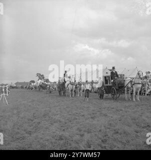 The Edenbridge and Oxted Show - 2. August 1960 The Edenbridge Players in the period Horse Draw Section of the Show Credit: John Topham / TopFoto Stockfoto