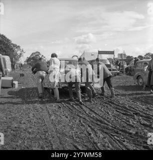 The Edenbridge and Oxted Show – 2. August 1960 nach starkem Regen mussten viele Autos aus dem Schlamm geschoben werden, um nach Hause zu kommen Stockfoto