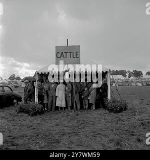 Die Edenbridge and Oxted Show - 2. August 1960 hat sich wie .... zusammengetan Die Zuschauer schützen sich vor einem Regenschauer im Viehzelt Credit: John Topham / TopFoto Stockfoto